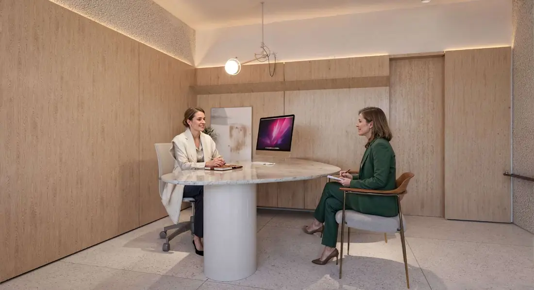 Sala montada como escritório de atendimento